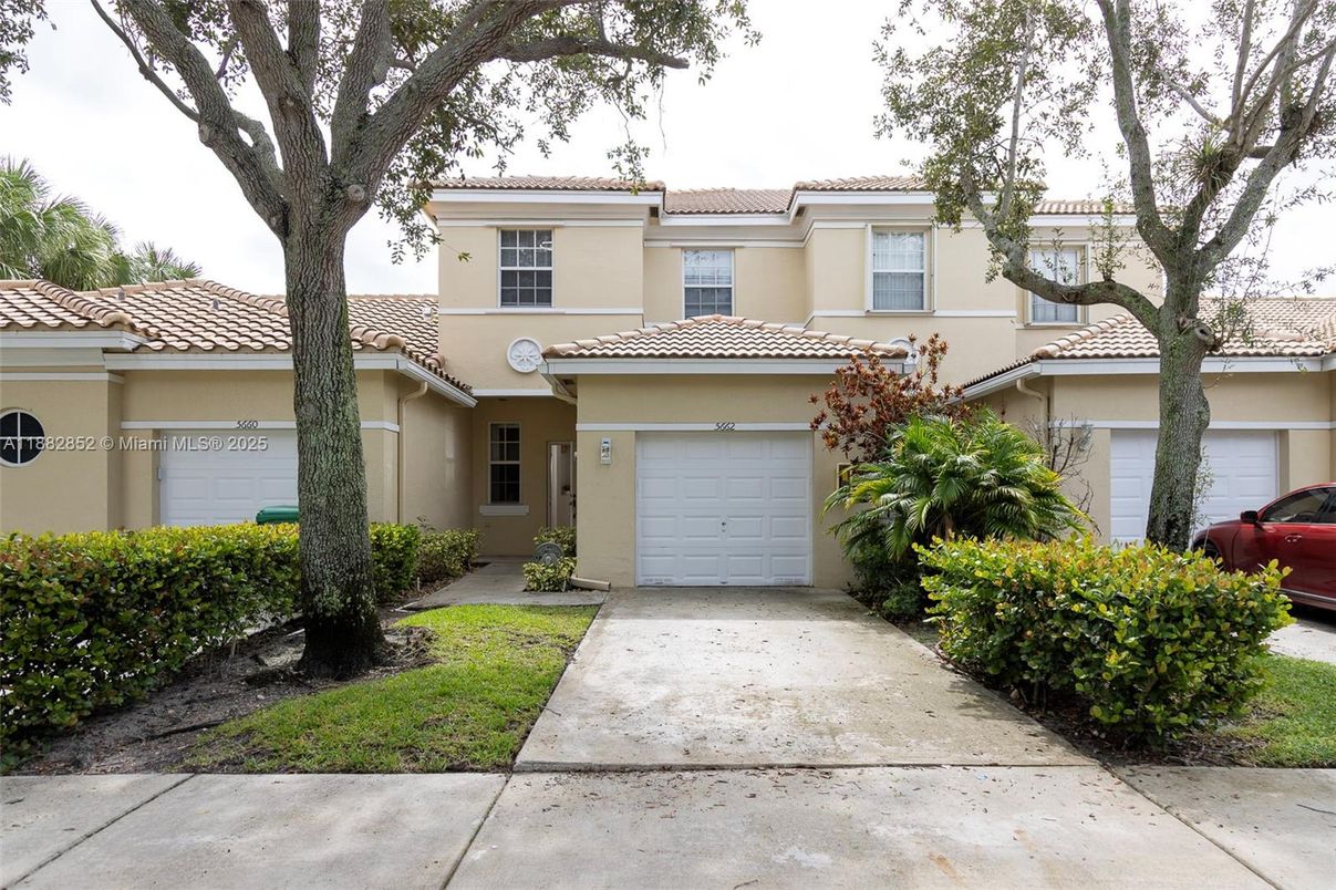 Attached, Exterior, Facade, Mediterranean