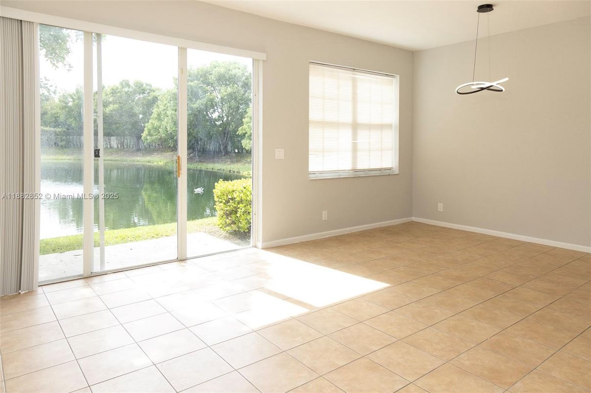 Empty room, Interior, Pendant Lights