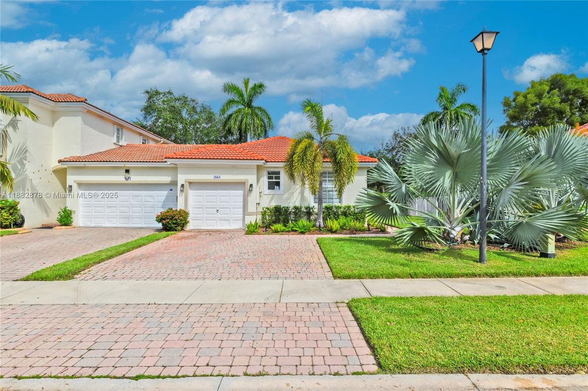 Attached, Exterior, Facade, Mediterranean