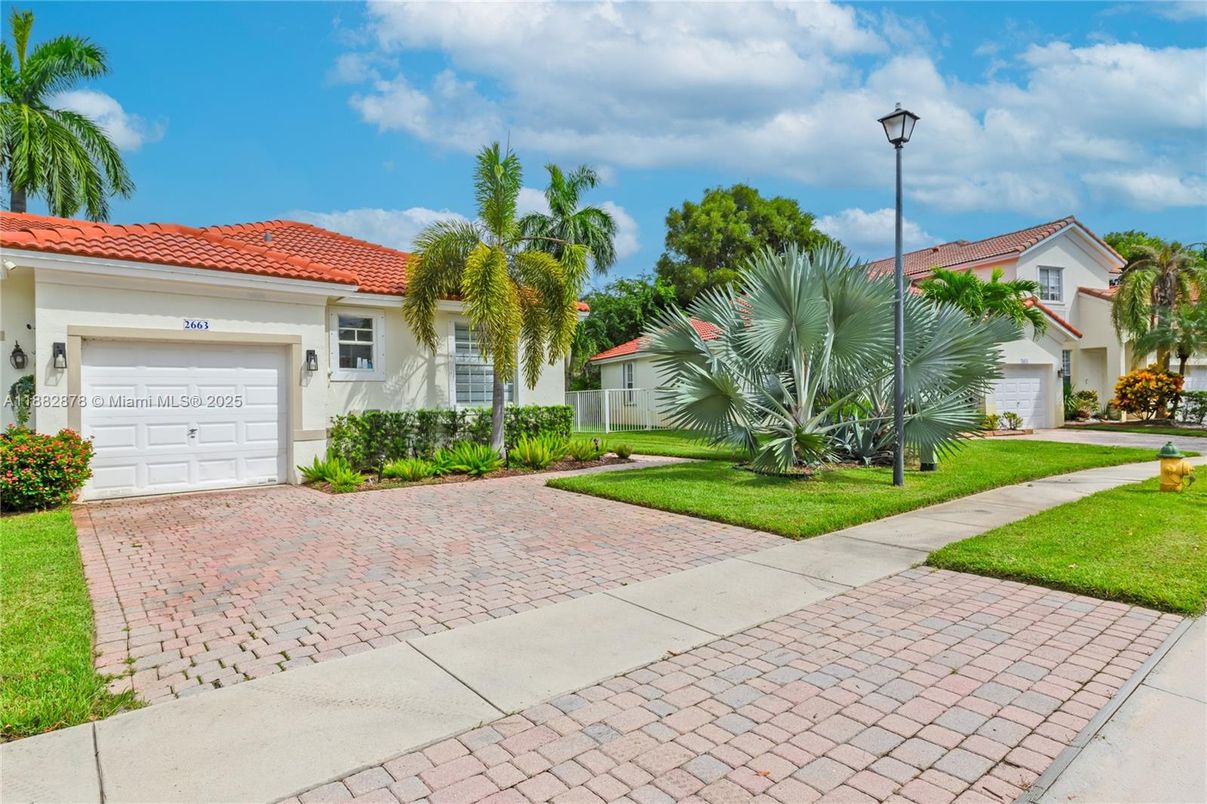 Attached, Exterior, Facade, Spanish Mediterranean