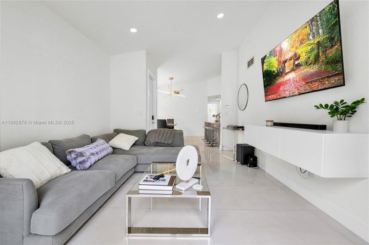 Interior, Living room, Pendant Lights, Recessed Lighting