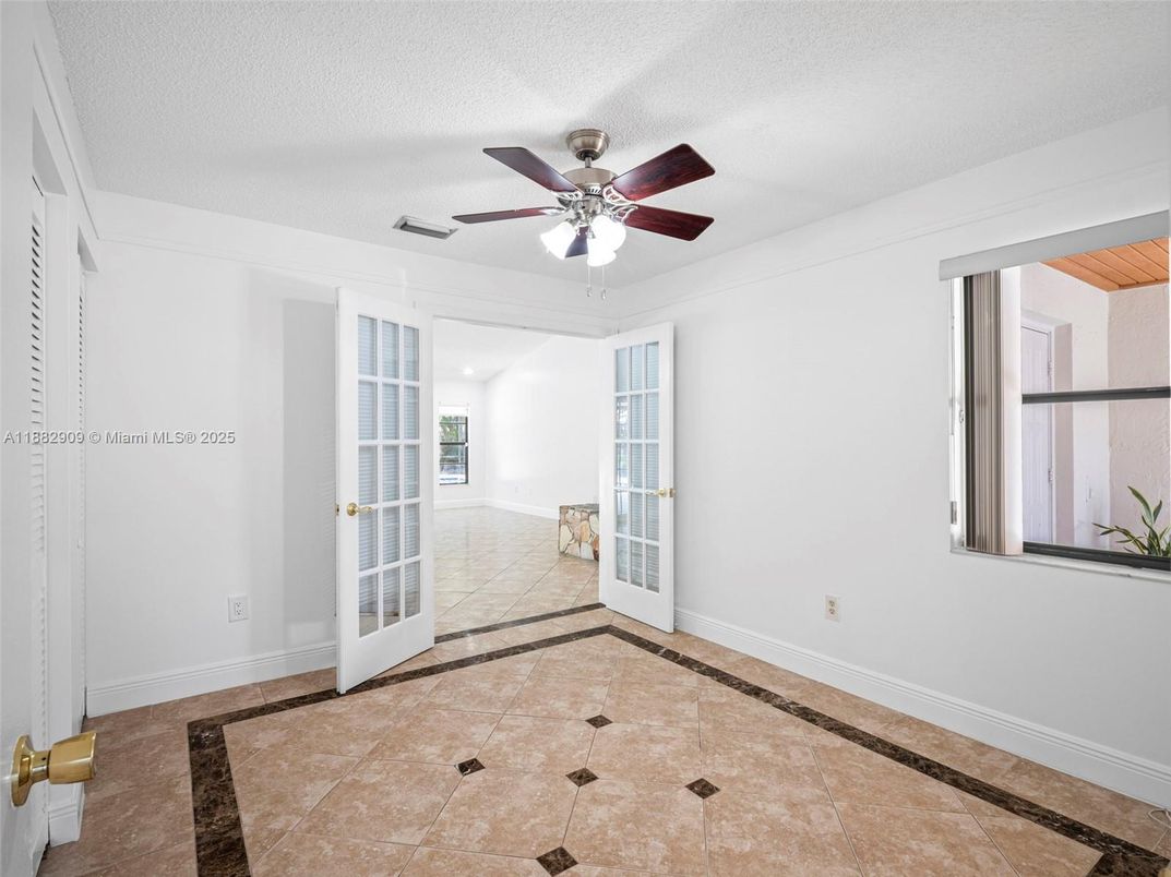 Empty room, Interior