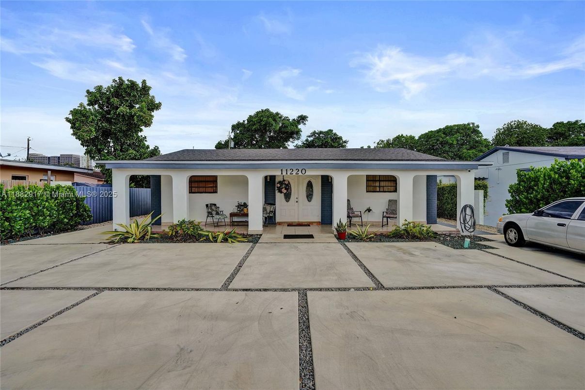 Exterior, Facade, Ranch