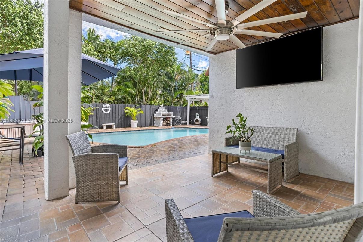 Exterior, Pool