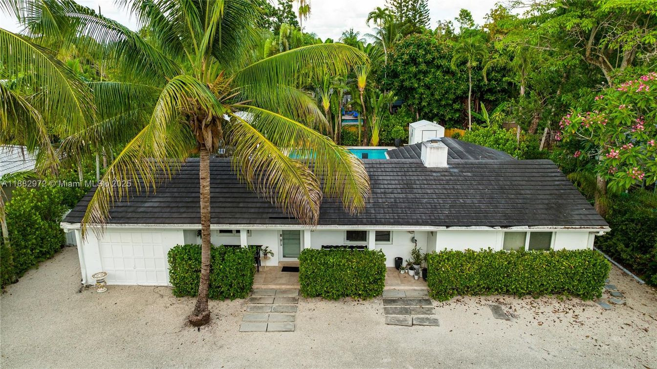 Exterior, Facade, Ranch