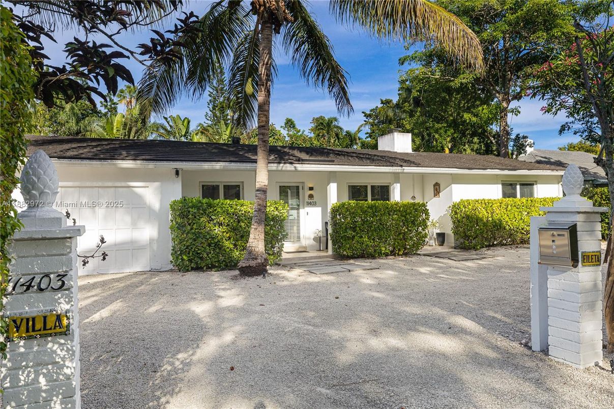 Attached, Exterior, Facade, Ranch