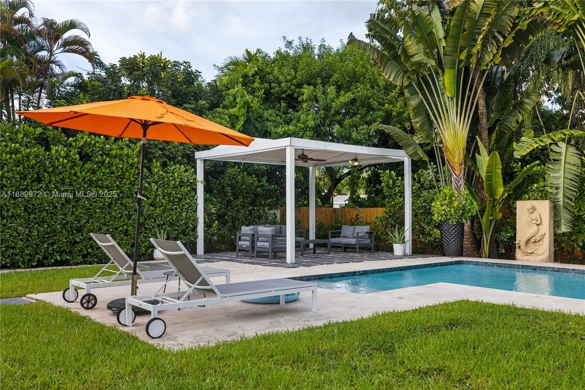 Exterior, Pool