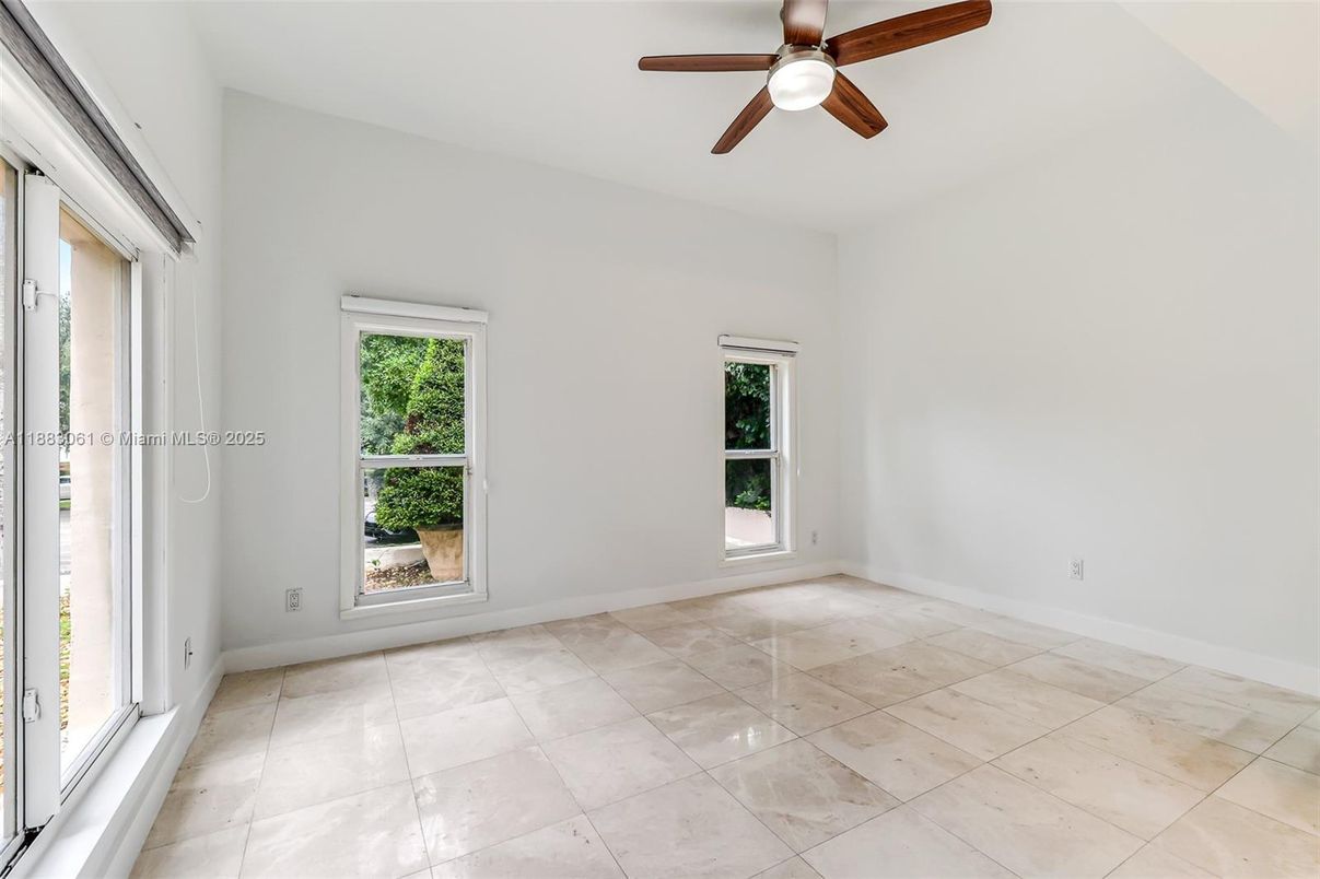Empty room, Interior