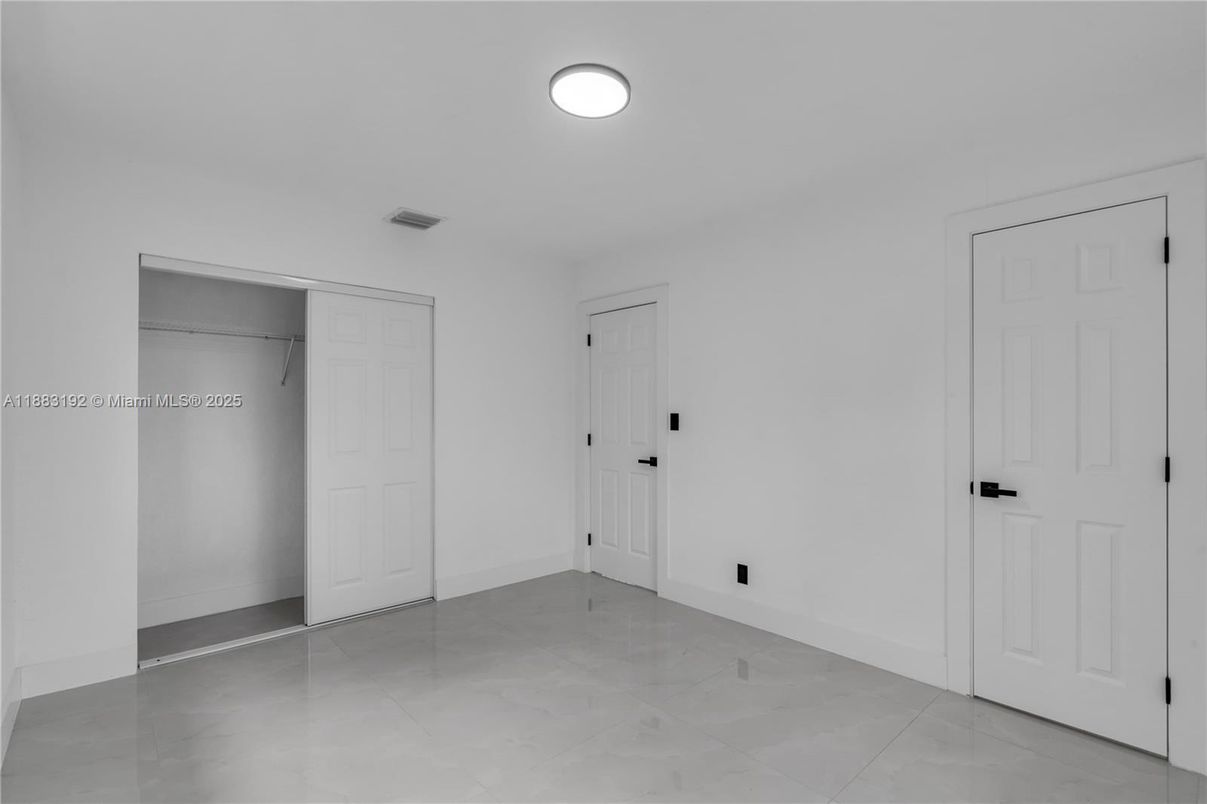 Empty room, Interior