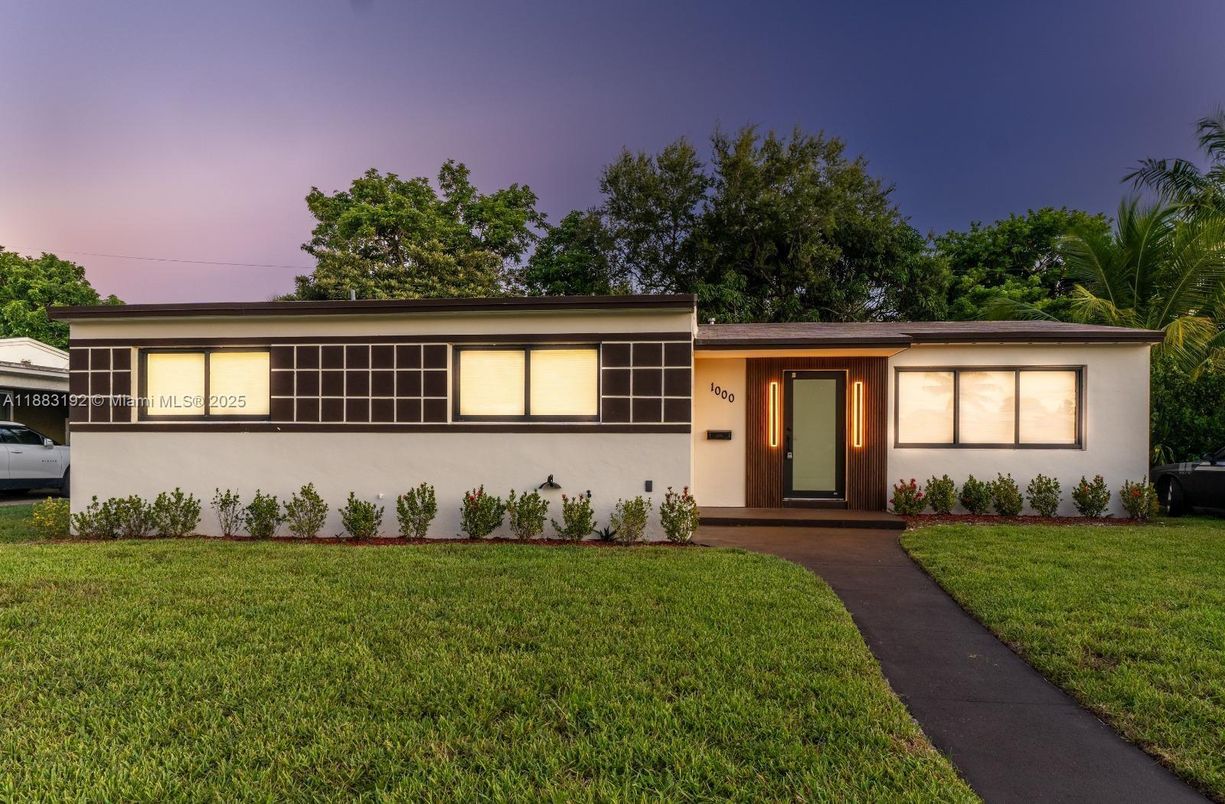 Backyard, Exterior, Facade, Ranch