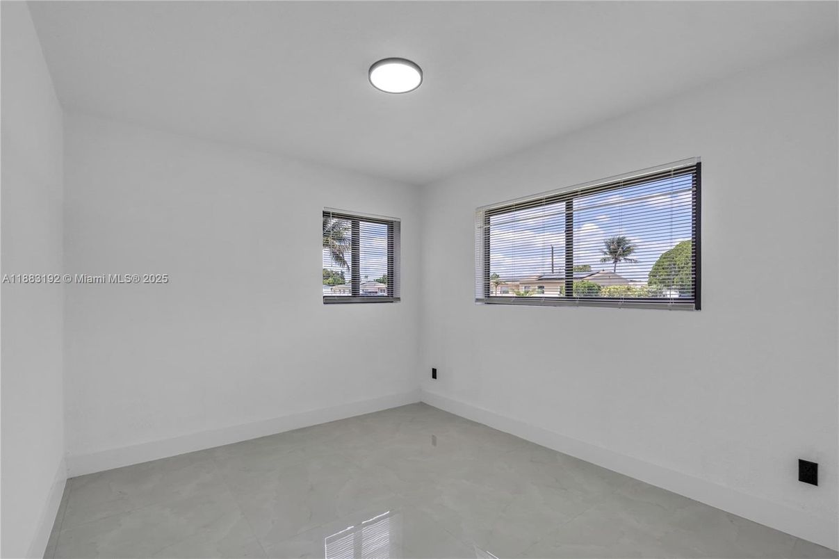 Empty room, Interior