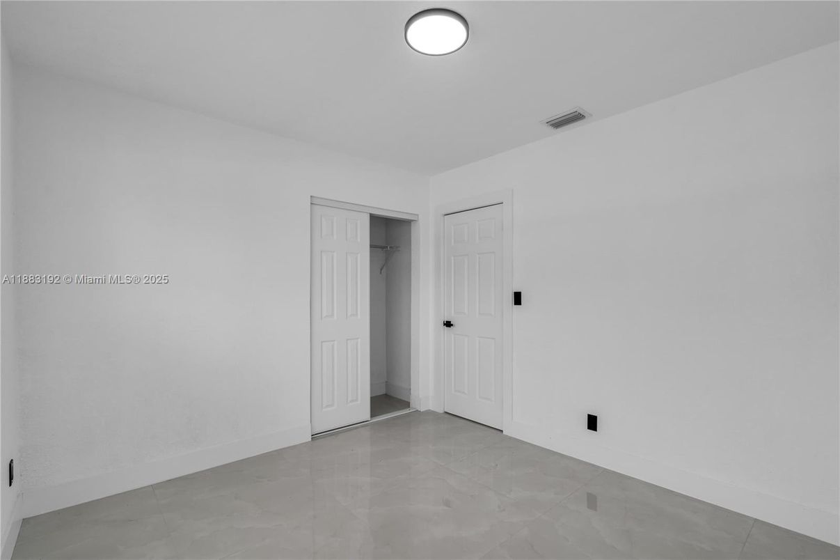 Empty room, Interior