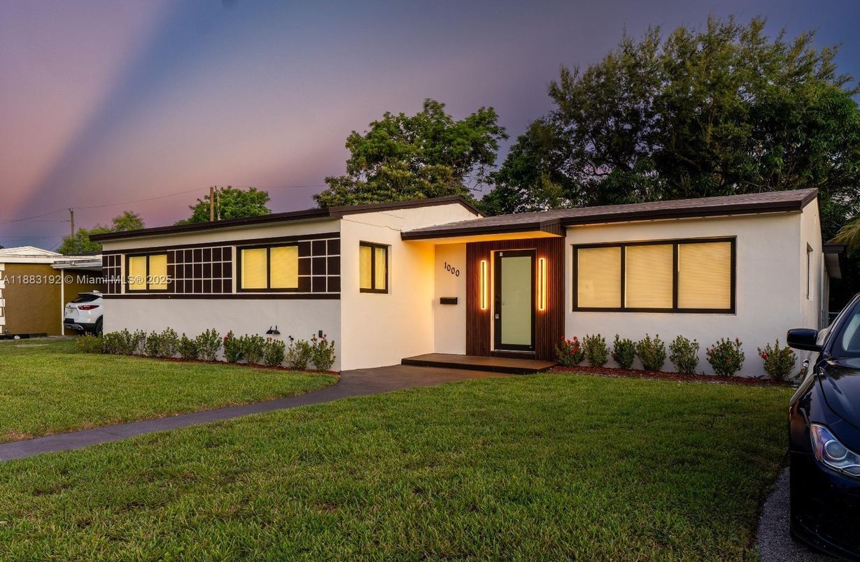 Backyard, Exterior, Facade, Ranch