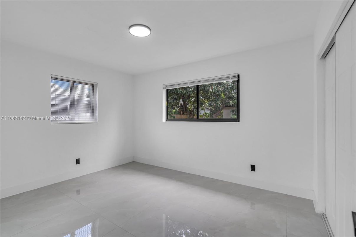 Empty room, Interior