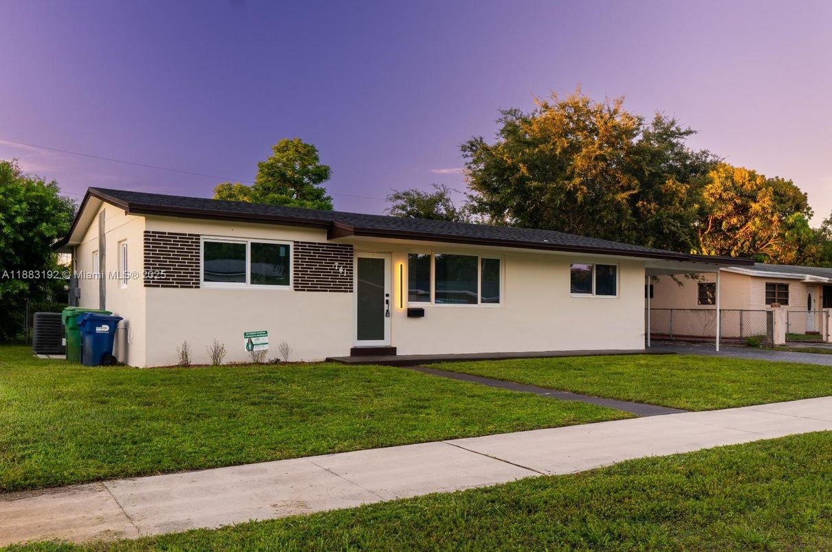 Backyard, Exterior, Facade, Ranch