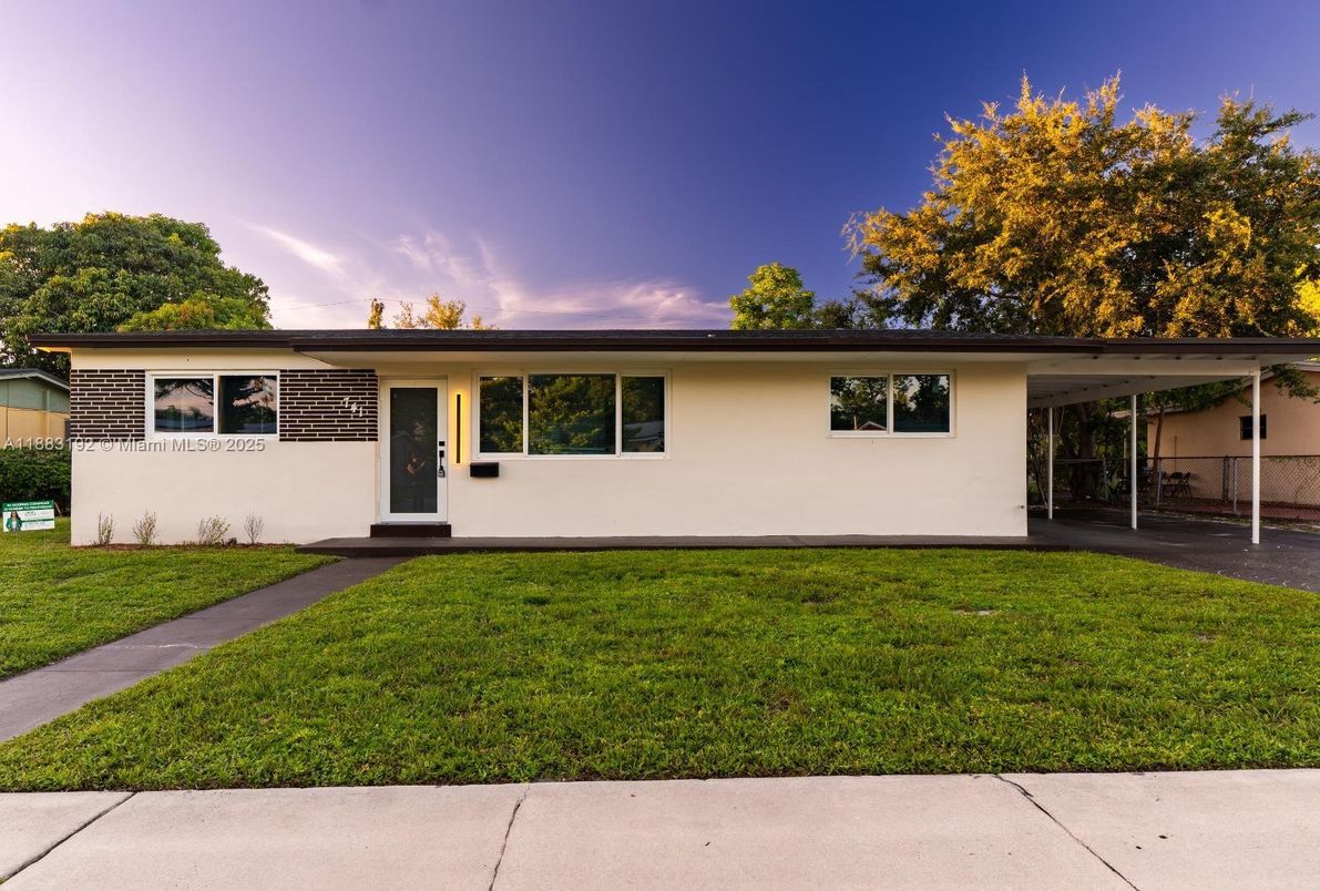 Backyard, Exterior, Facade, Ranch