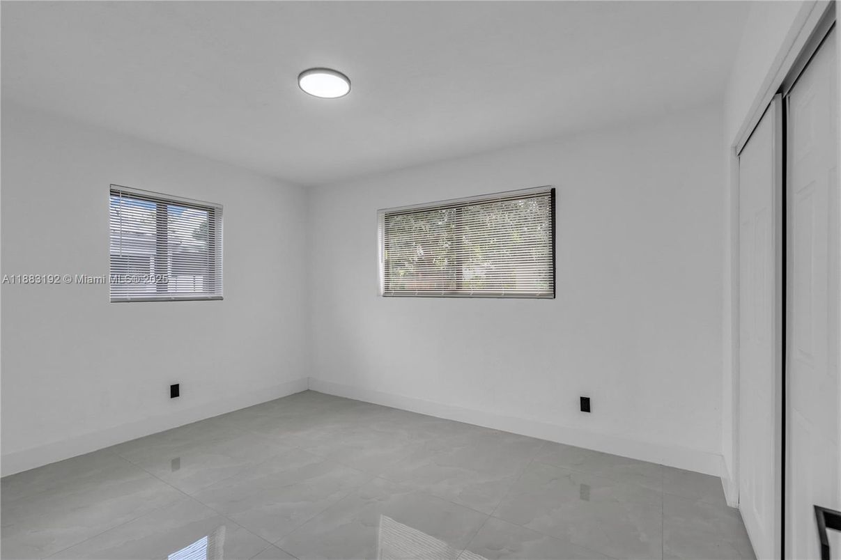 Empty room, Interior