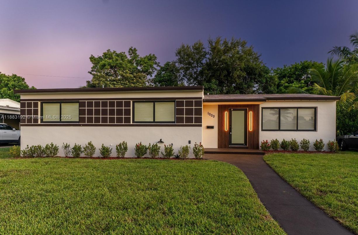 Backyard, Exterior, Facade, Ranch