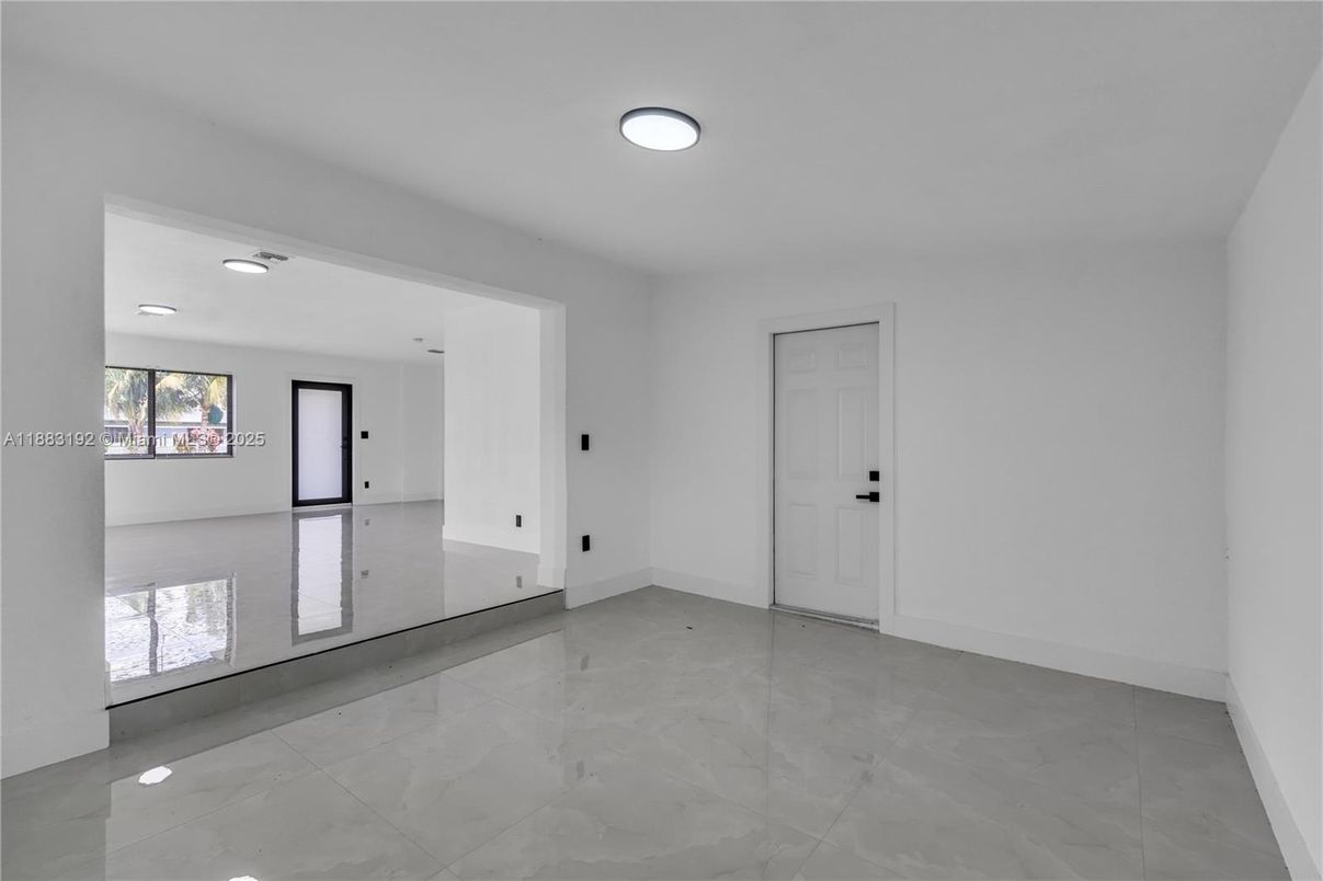 Empty room, Interior, Recessed Lighting