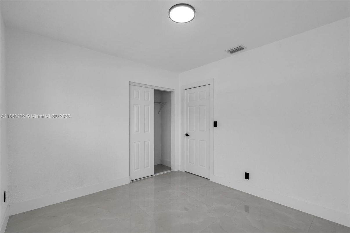 Empty room, Interior