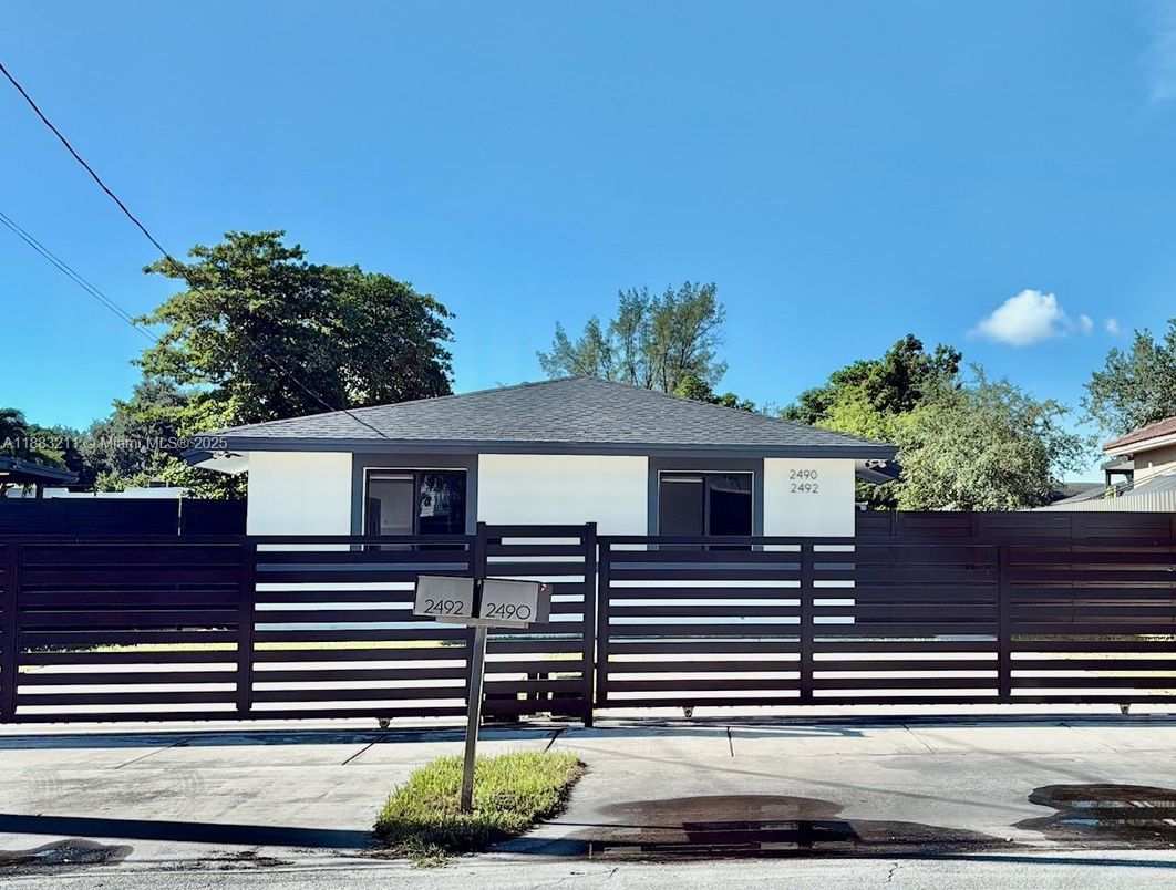 Exterior, Facade, None