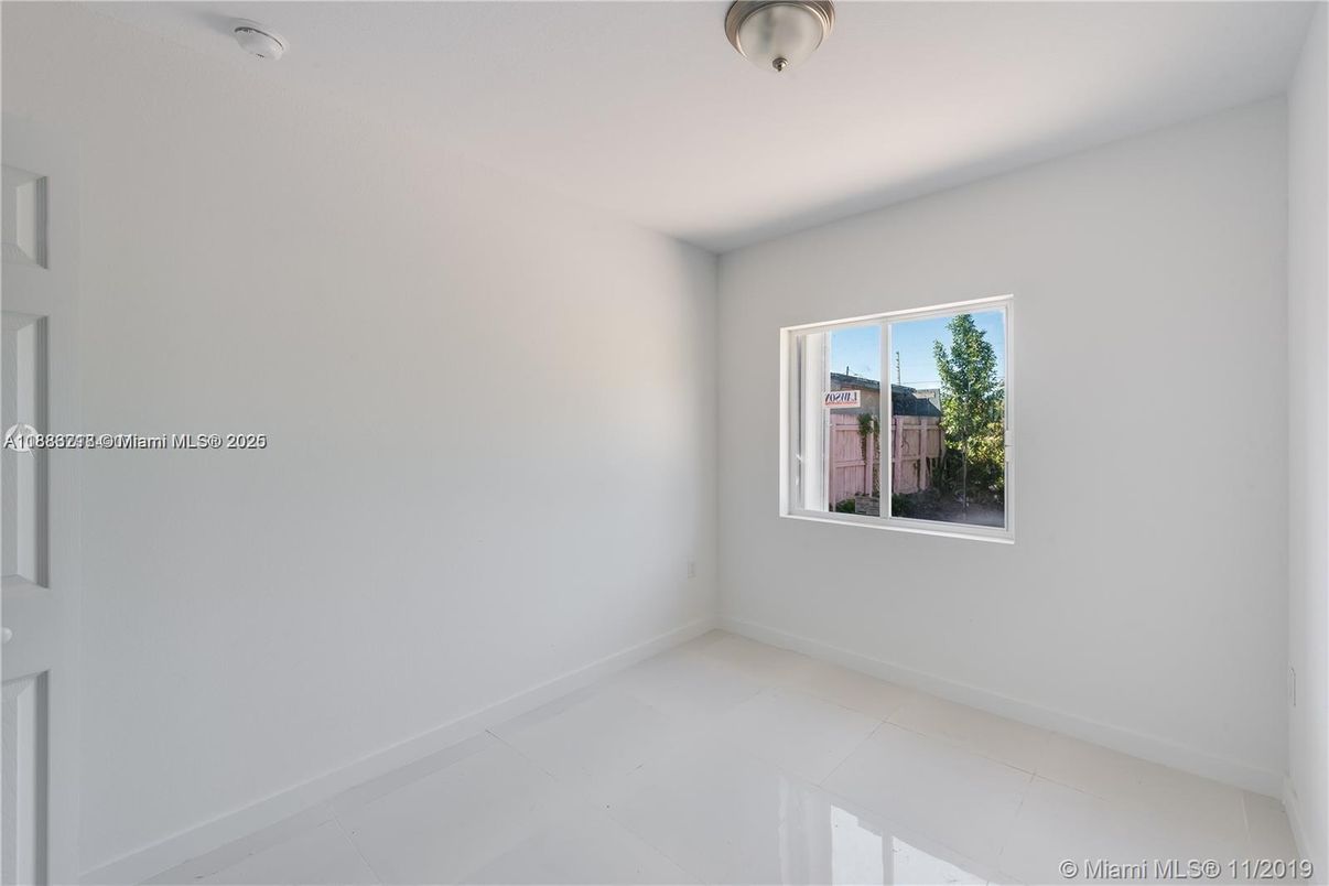 Empty room, Interior