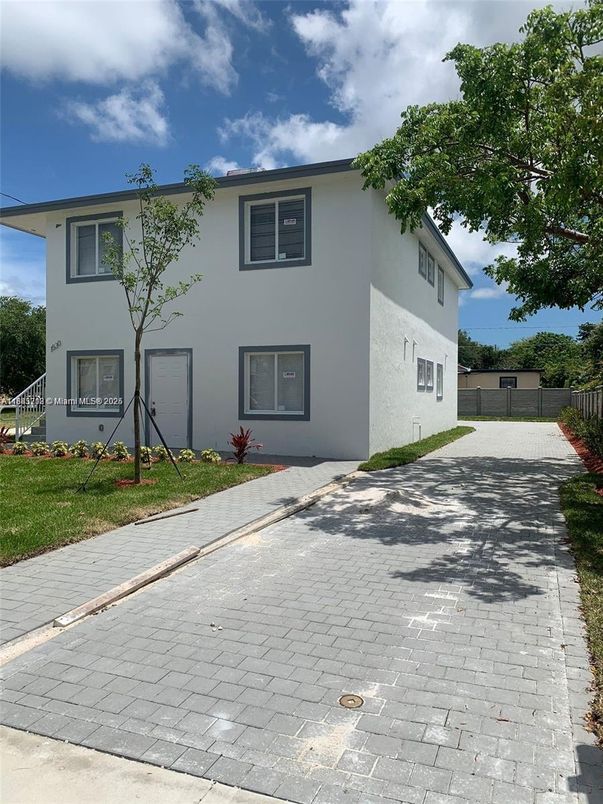 Exterior, Facade, Raised Ranch