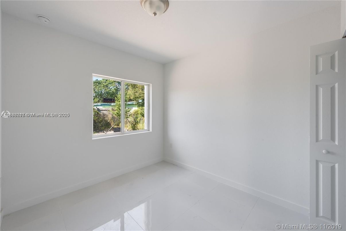 Empty room, Interior