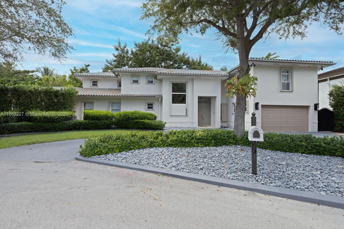 Attached, Exterior, Facade, Mediterranean