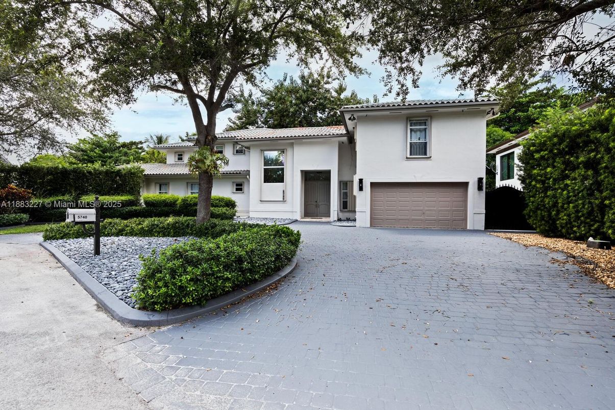 Attached, Exterior, Facade, Mediterranean