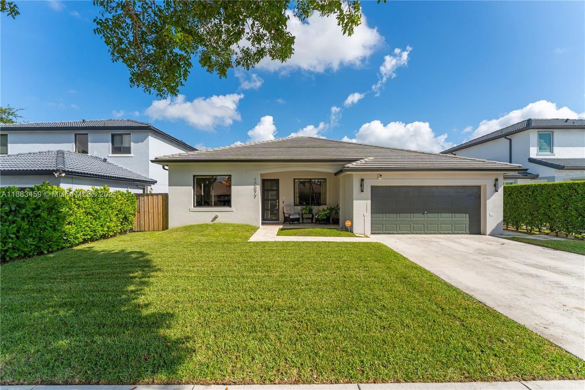 Attached, Exterior, Facade, Ranch