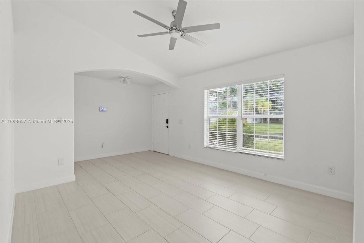 Empty room, Interior