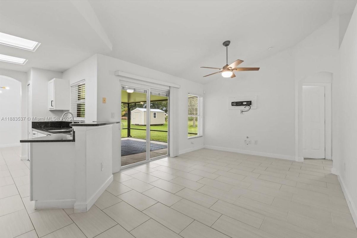 Empty room, Interior