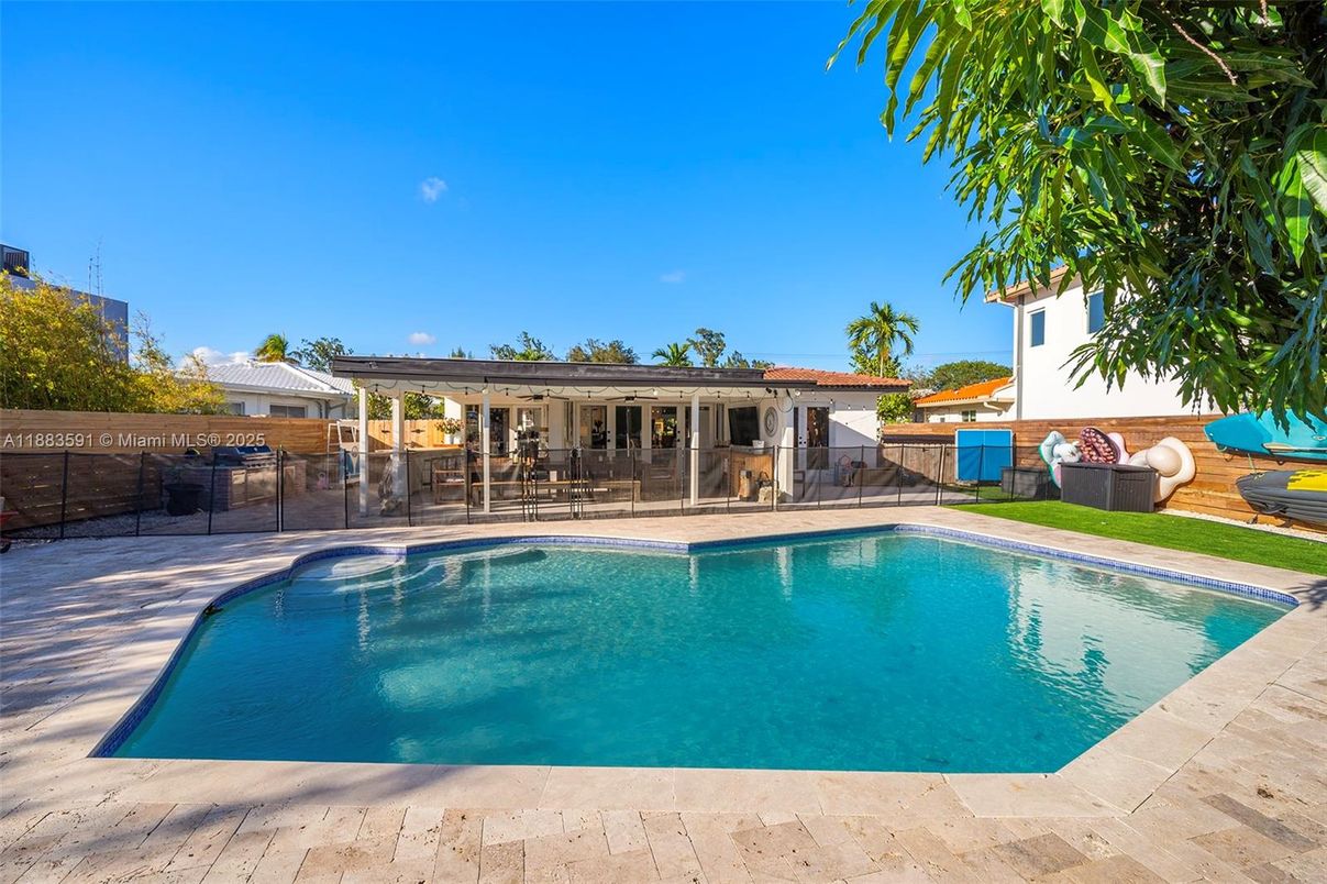 Exterior, Pool