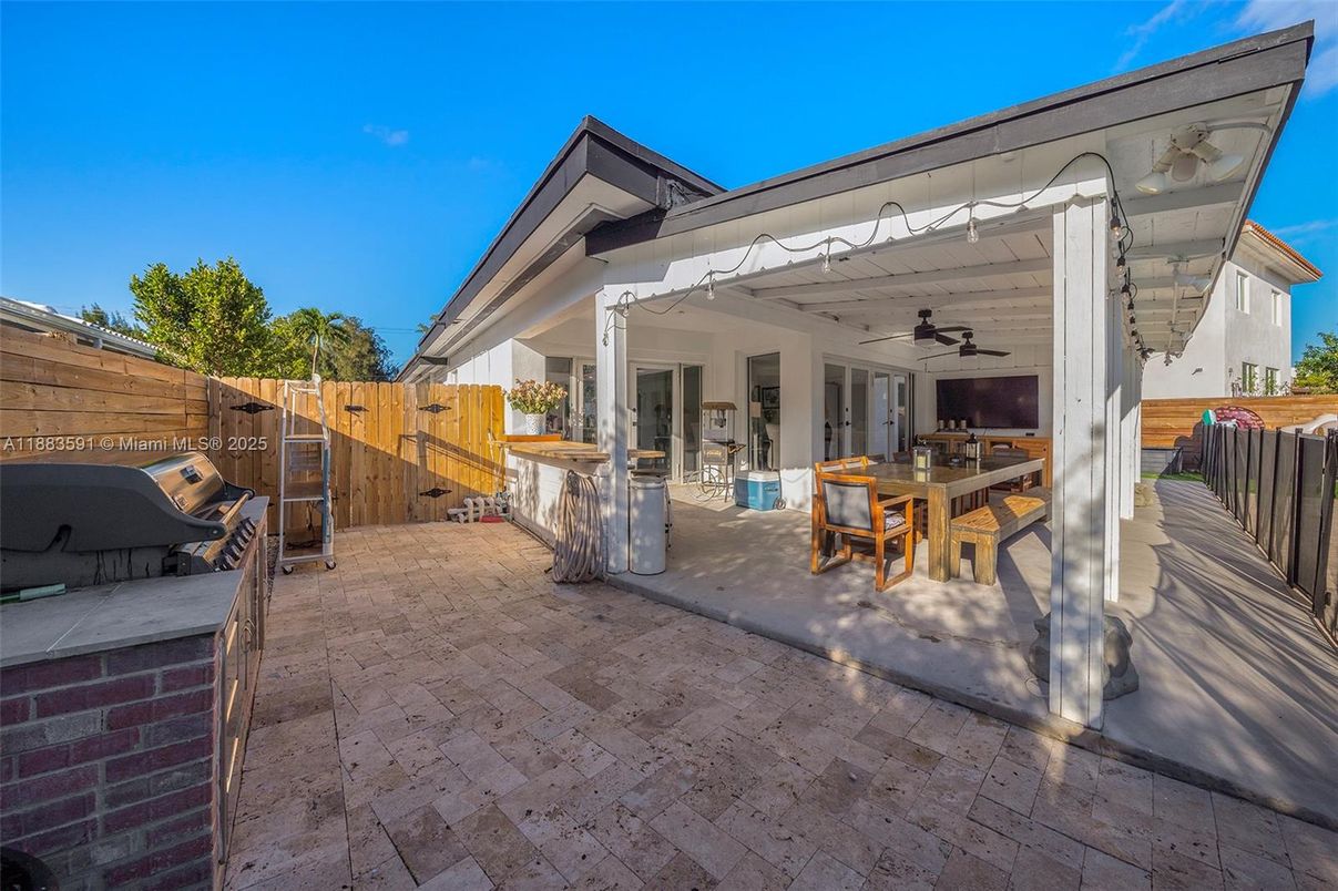 Exterior, Outdoor Kitchen