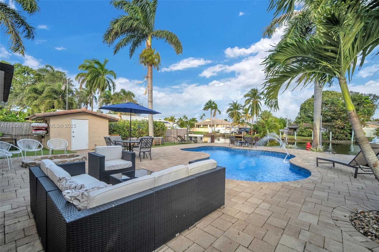 Exterior, Pool