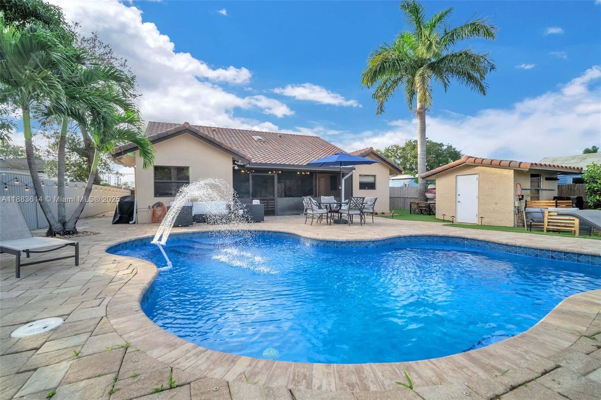 Exterior, Pool