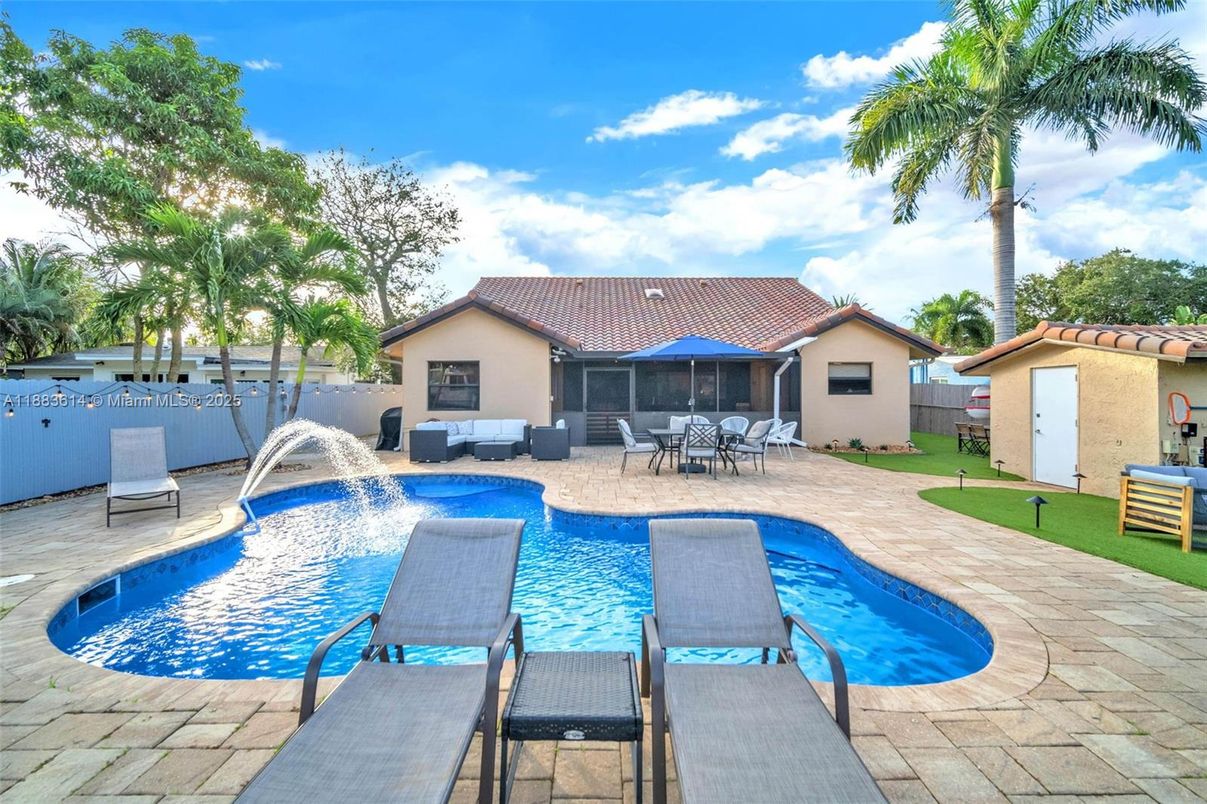 Exterior, Pool