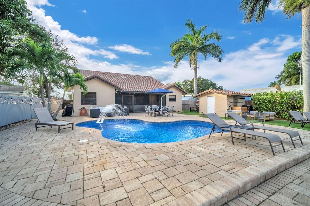 Exterior, Pool