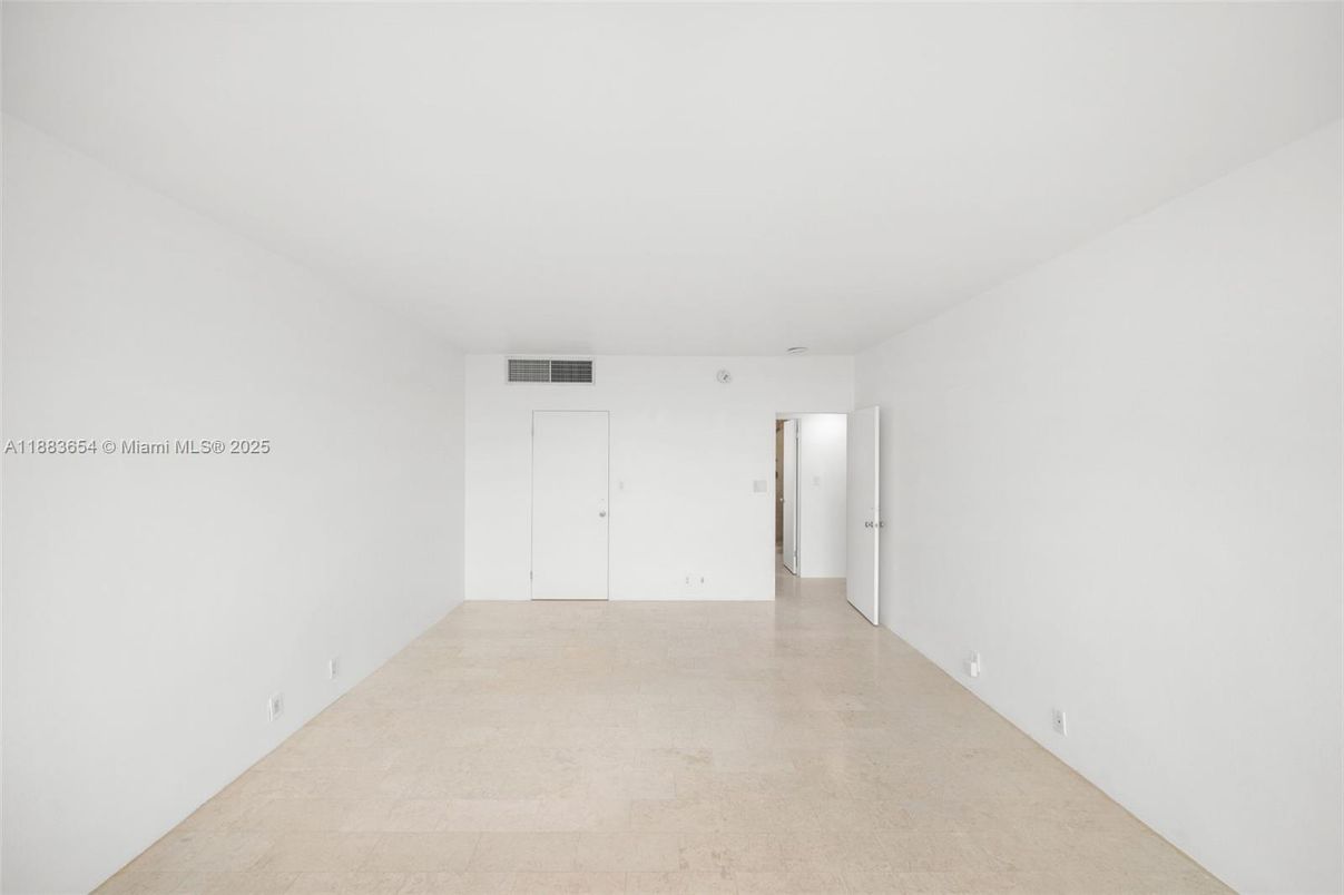 Empty room, Interior