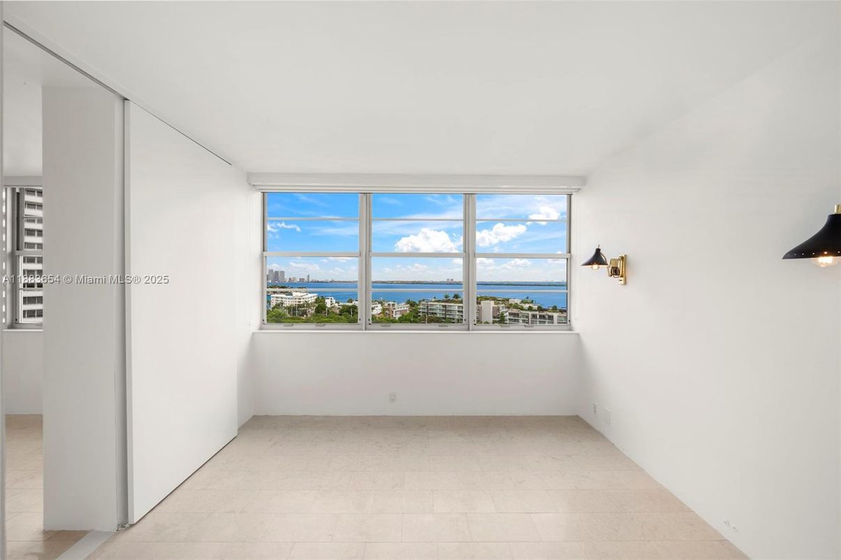 Empty room, Interior, Water