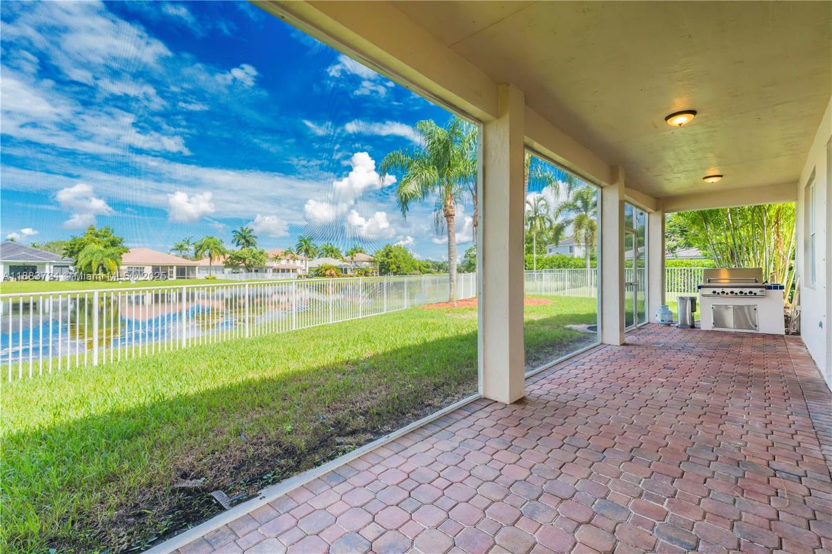 Exterior, Interior, Sun Room, Water