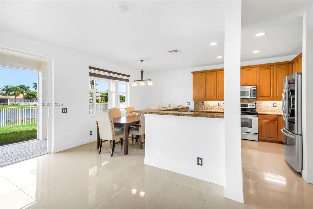 Dining room, Interior, Kitchen, Pendant Lights, Recessed Lighting, Stainless Steel Appliances