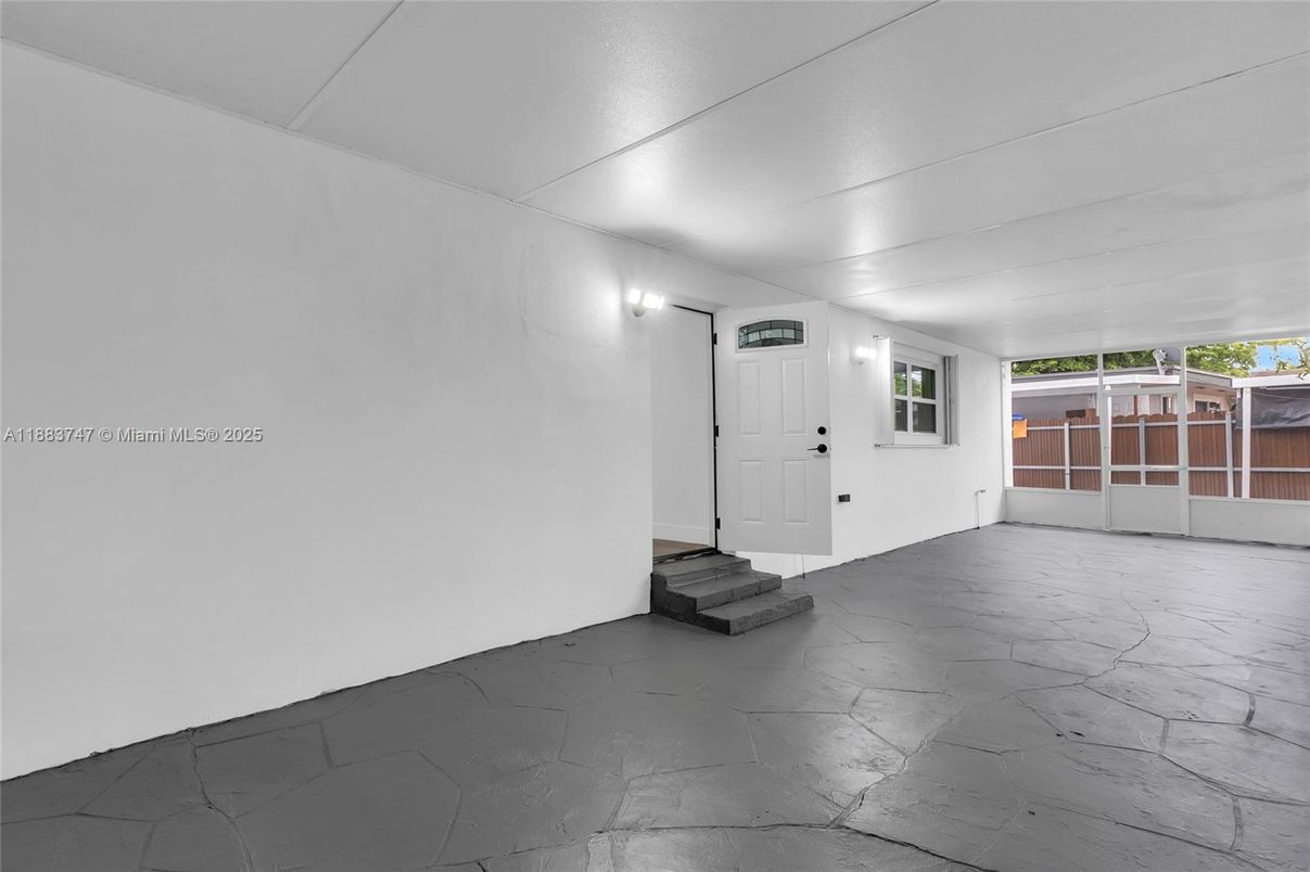 Empty room, Interior