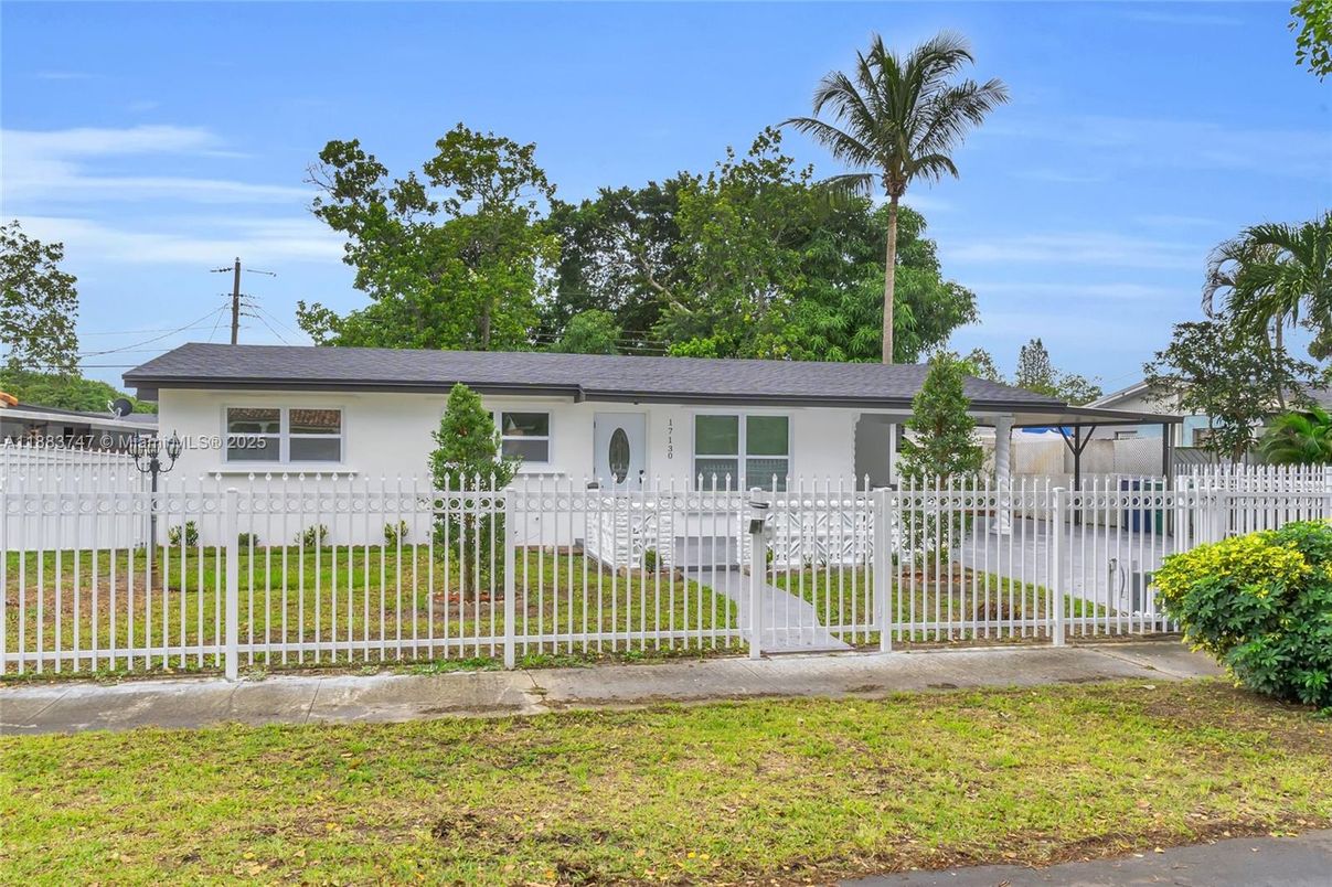 Backyard, Exterior, Facade, Ranch