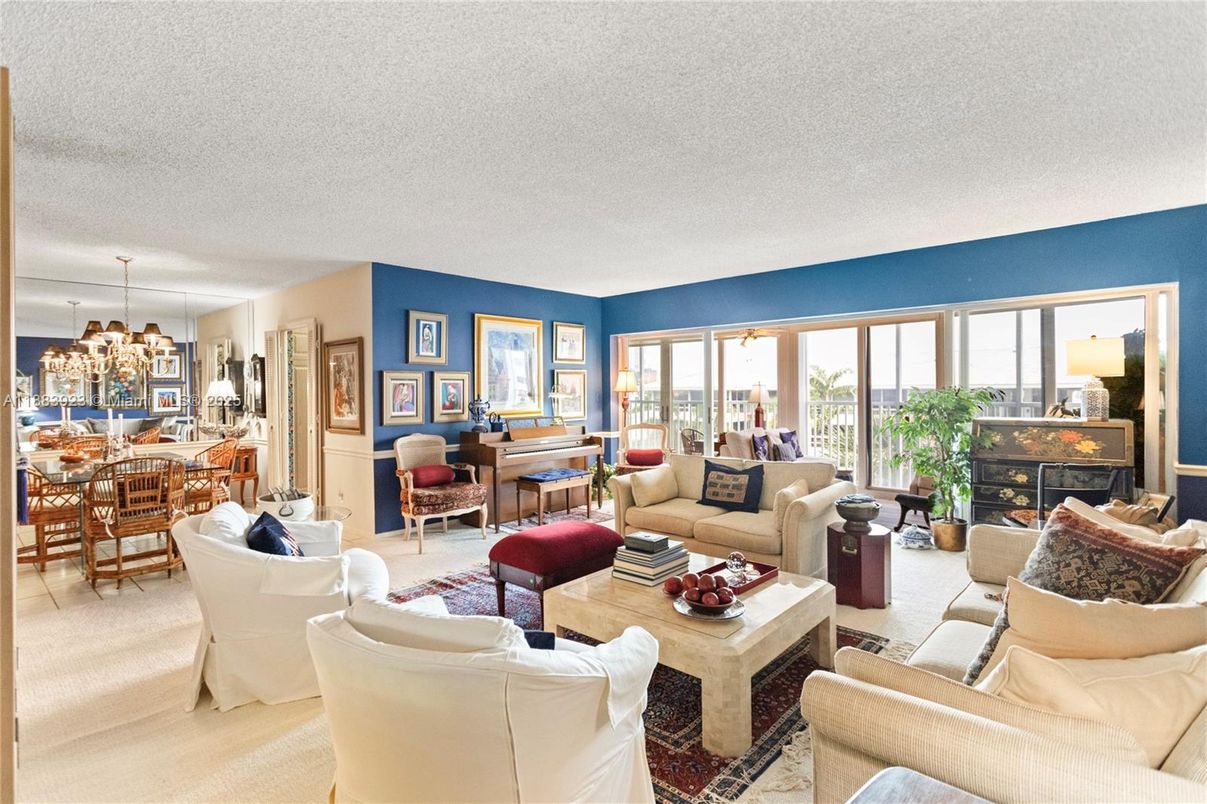 Chandelier, Dining room, Interior, Living room