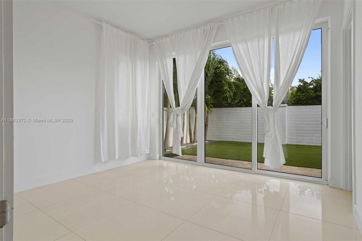 Empty room, Interior