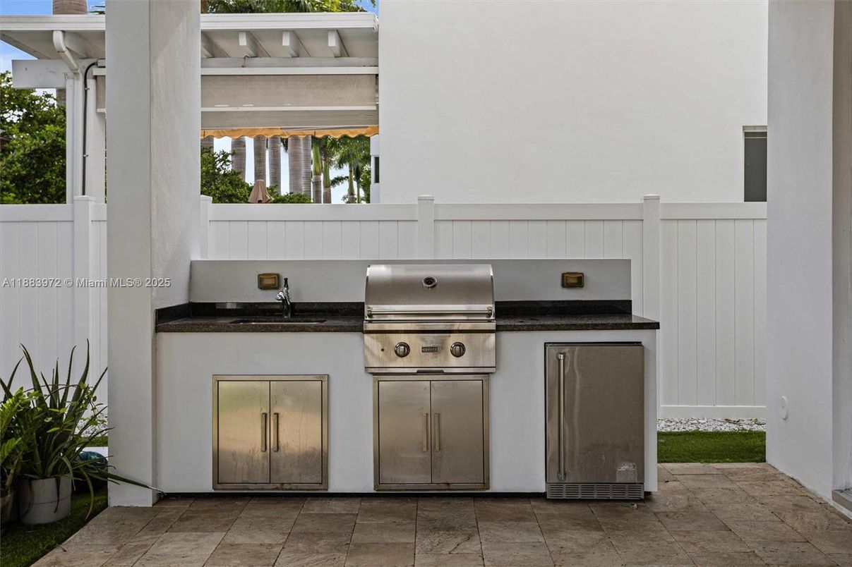 Exterior, Outdoor Kitchen