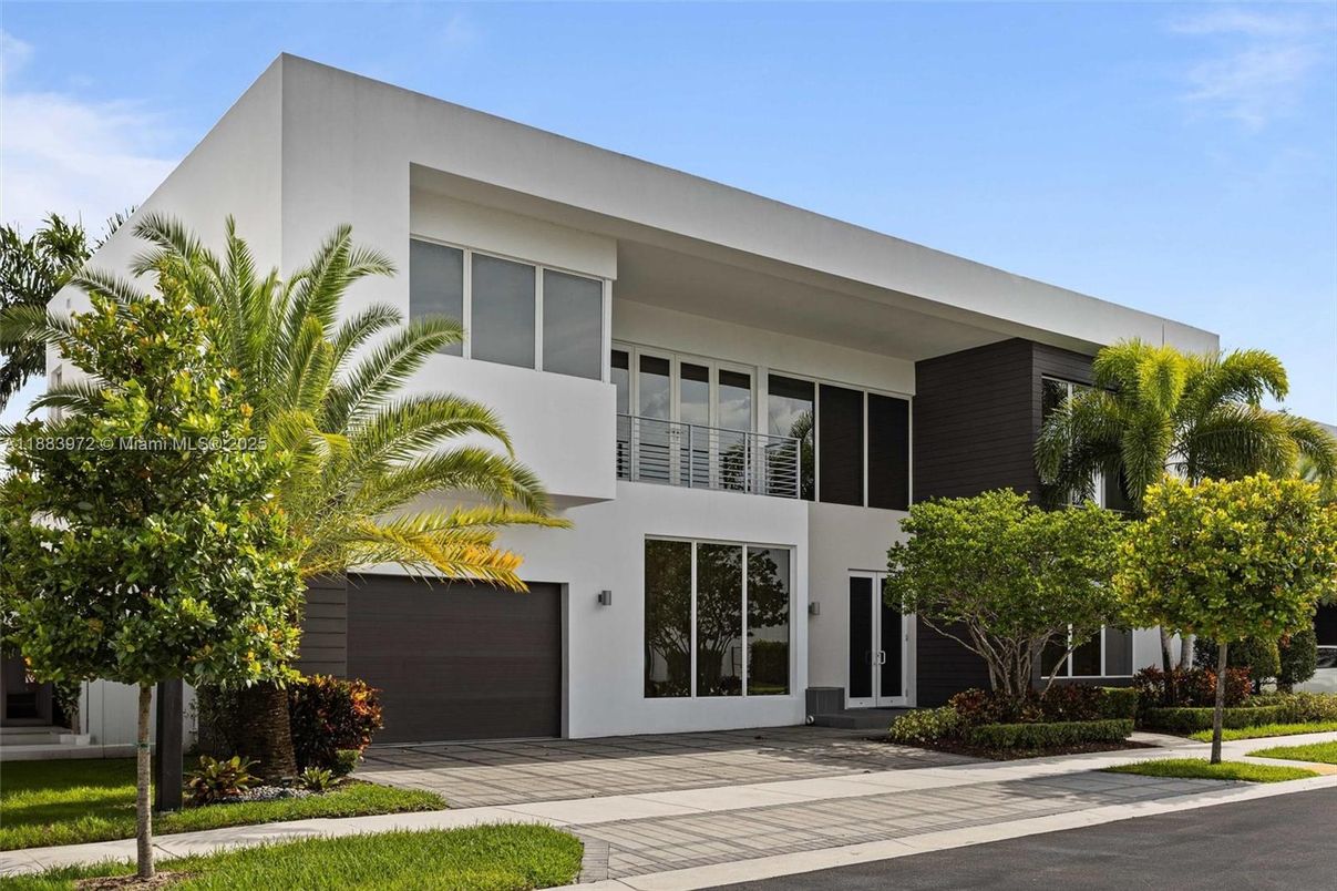 Attached, Exterior, Facade, Modern