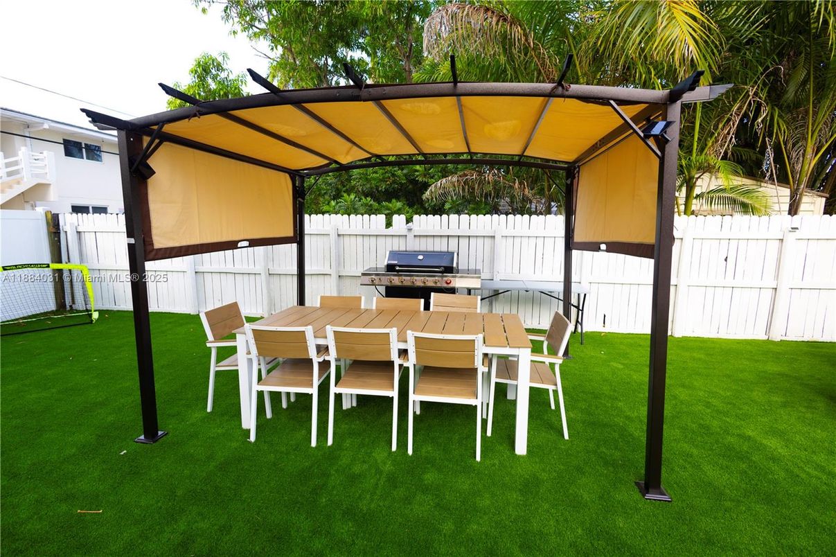 Backyard, Exterior